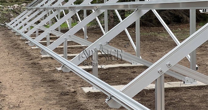 Sistema de montagem em solo para painéis solares de 30 kW em alumínio resistente à corrosão, na Dinamarca | Art Sign