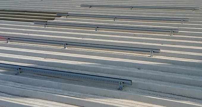 Sistema de montagem solar de pé L de alumínio de 1MW para telhado de metal