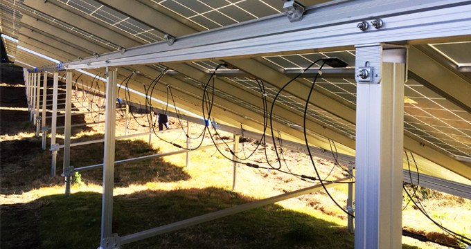 Sistema solar de montagem em solo ArtSign instalado em área montanhosa do Japão